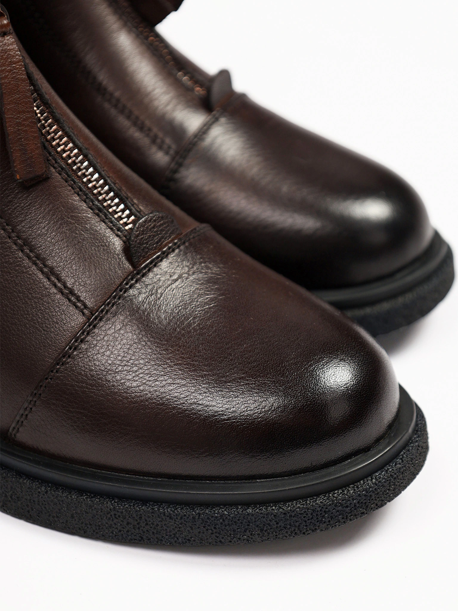 Ботинки коричневого цвета с декоративной молнией спереди